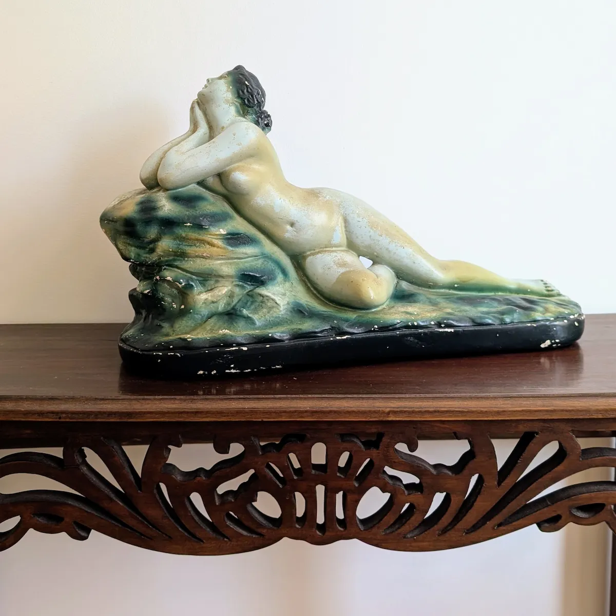 La base noire et le rocher stylisé de la sculpture