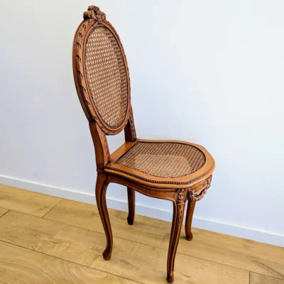Vue de profil chaise médaillon ancienne bois et cannage