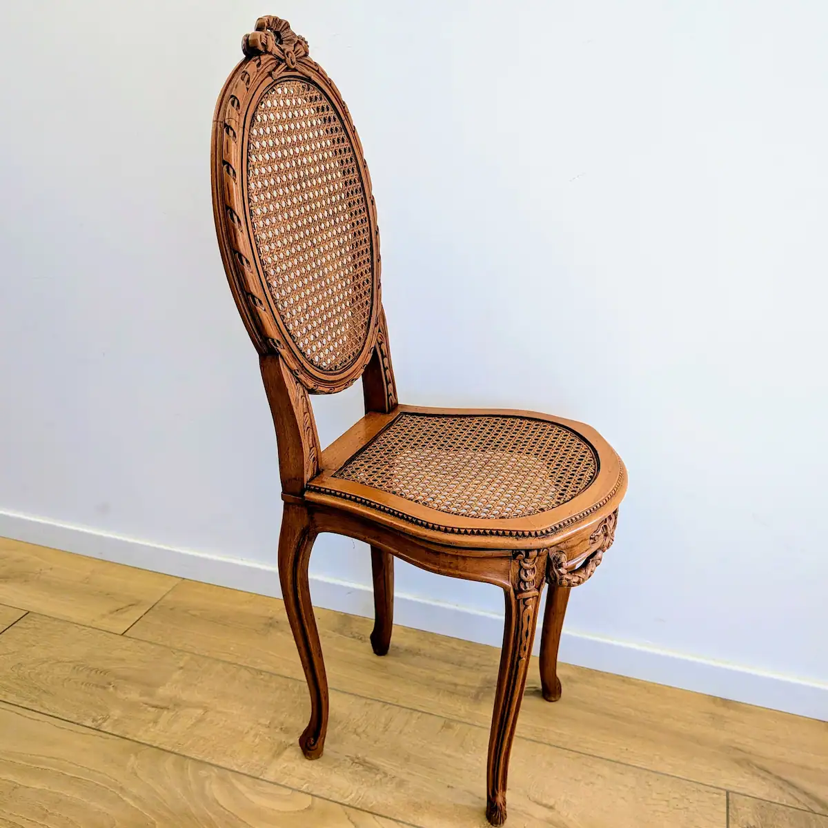 Vue de profil chaise médaillon ancienne bois et cannage