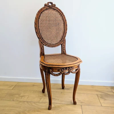 Chaise Louis XVI ancienne en bois de hêtre sculpté face