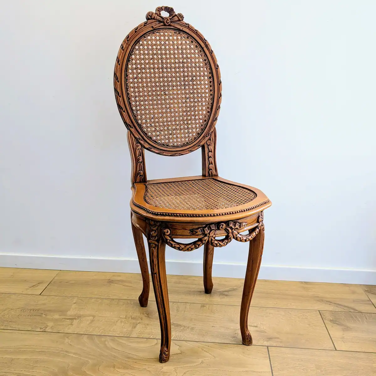 Chaise Louis XVI ancienne en bois de hêtre sculpté face