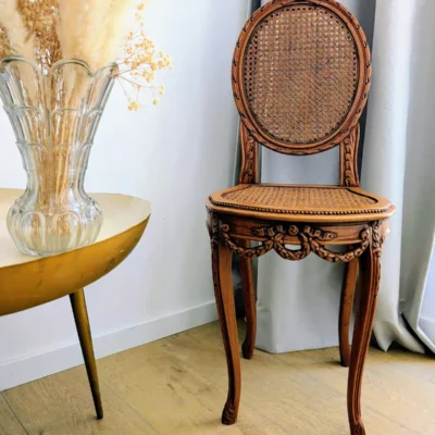 Chaise Louis XVI ancienne mise en scène décoration vintage