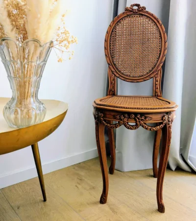 Chaise Louis XVI ancienne mise en scène décoration vintage