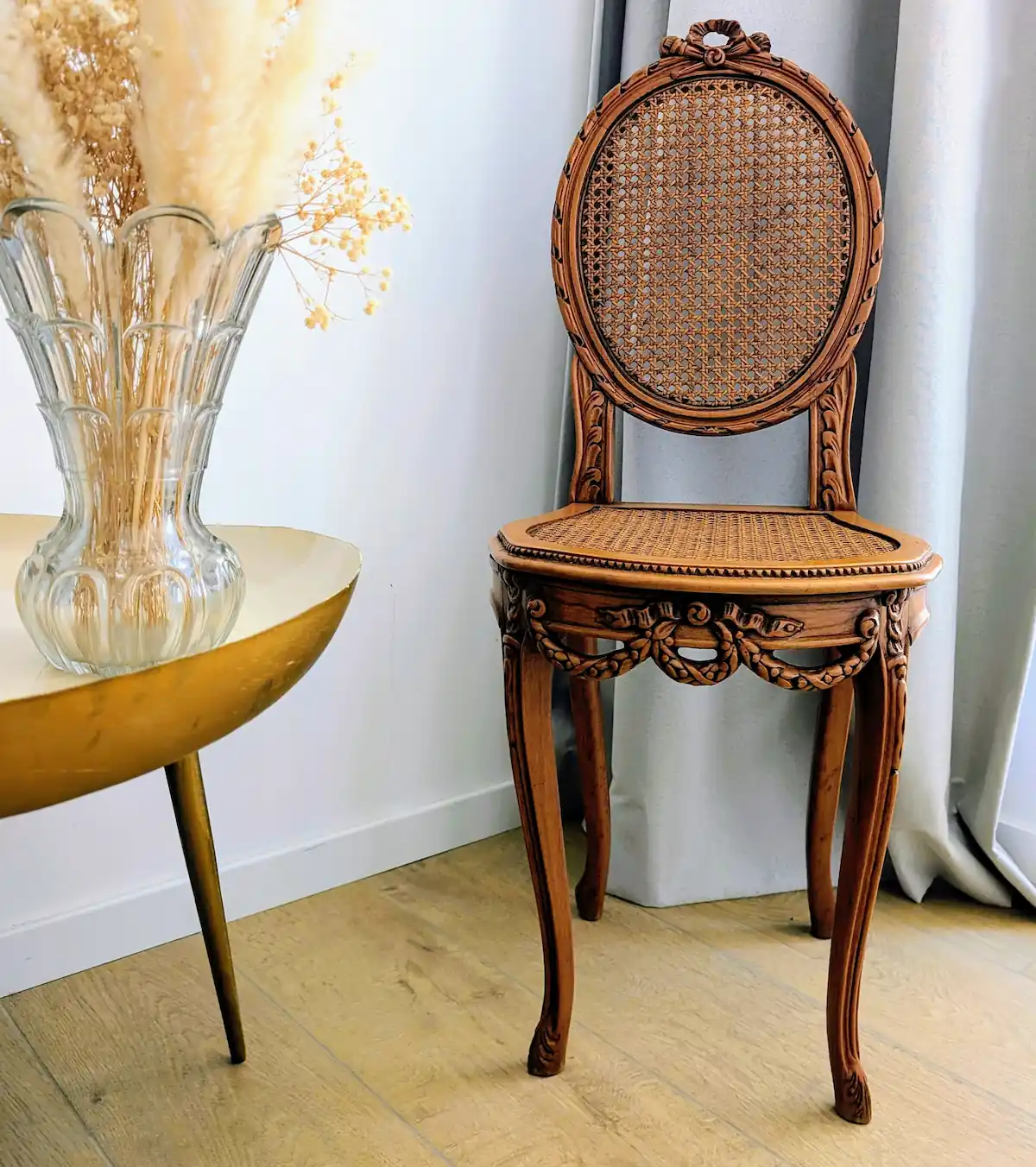 Chaise Louis XVI ancienne mise en scène décoration vintage