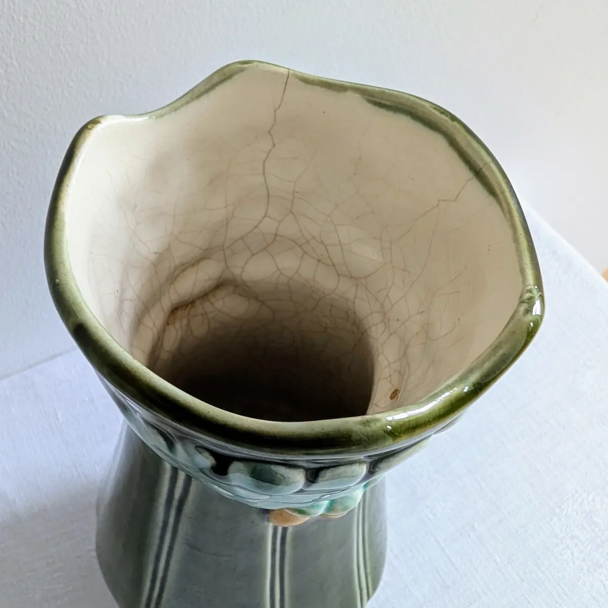 Détail du col mouvementé du vase barbotine ancien