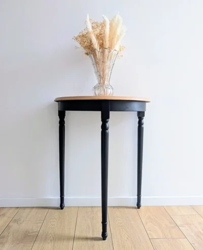 Console demi-lune vintage en merisier avec vase fleuri