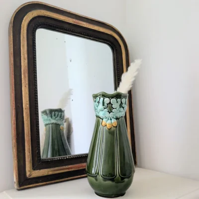 Vase barbotine ancien vert dans une décoration vintage