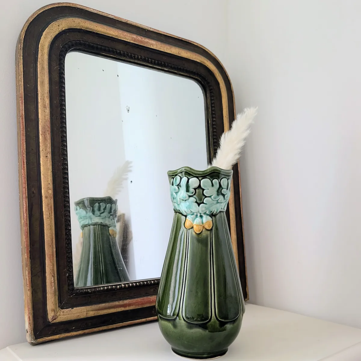 Vase barbotine ancien vert dans une décoration vintage