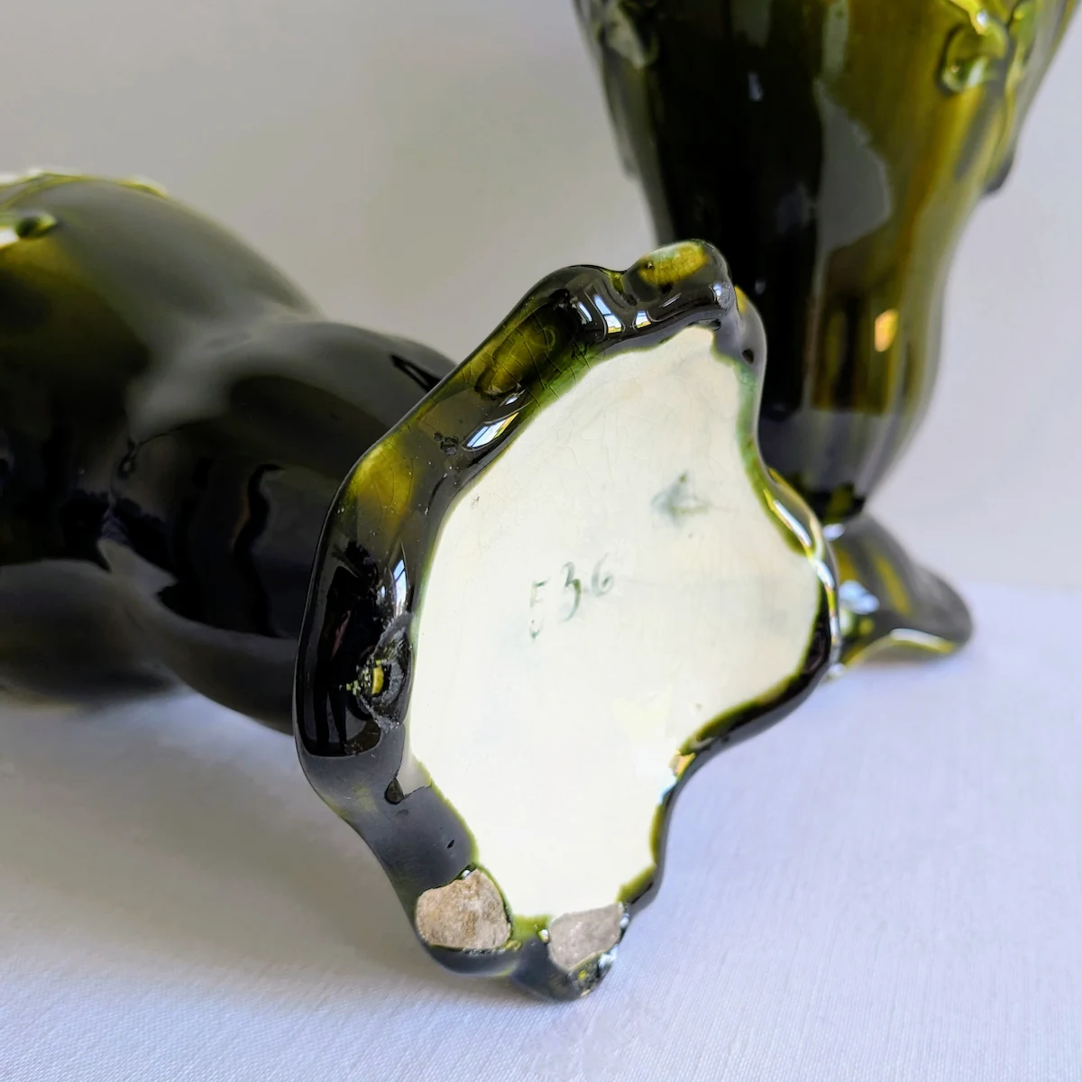 Dessous d'un vase ancien montrant le numéro de moule 536