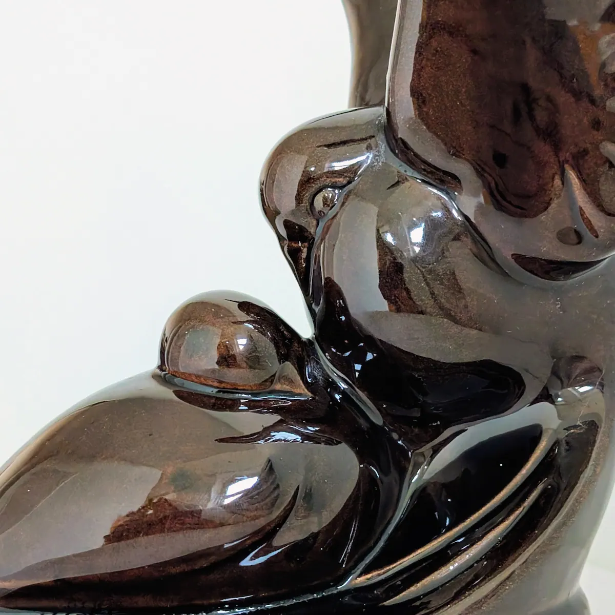 Détail de l'oiseau et de l'oisillon en céramique émaillée