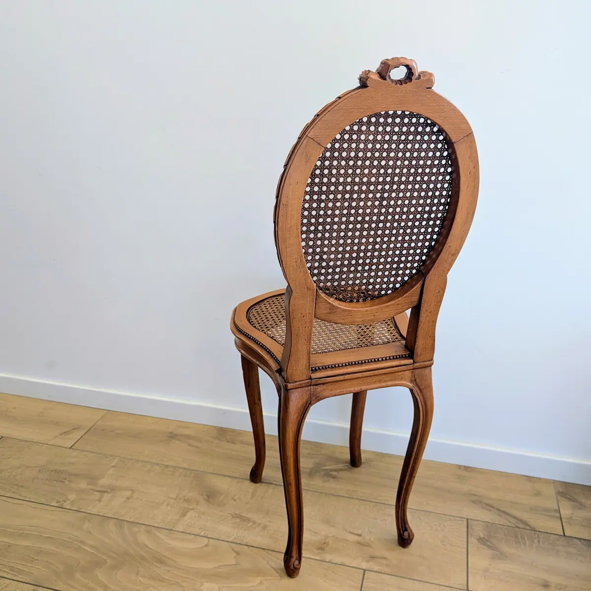 Vue arrière de la chaise Louis XVI ancienne