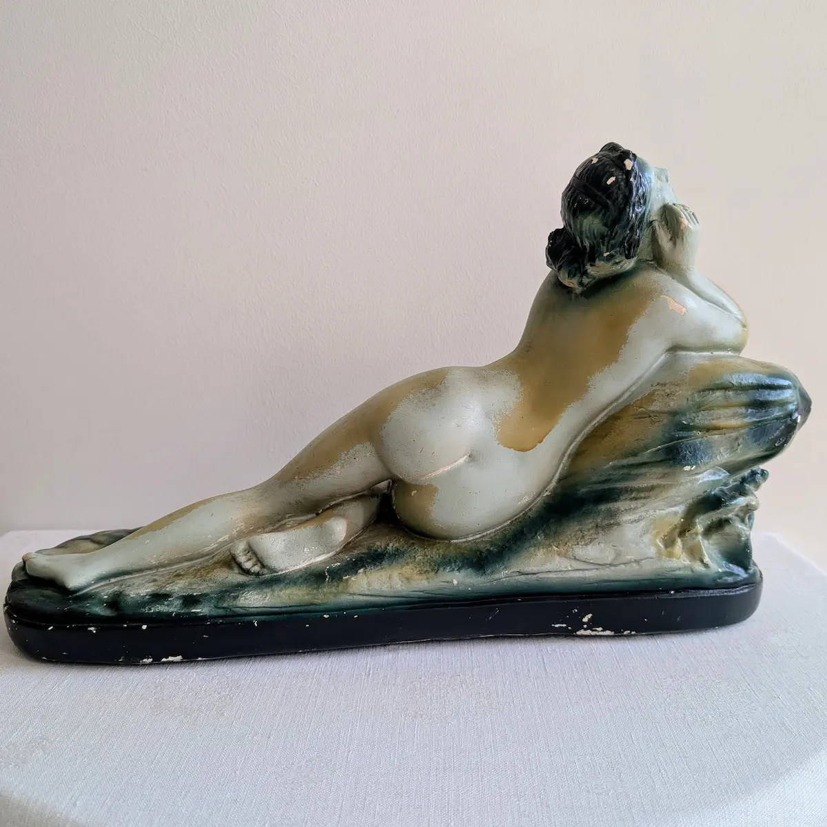 Vue arrière d'une sculpture féminine Art Déco en plâtre