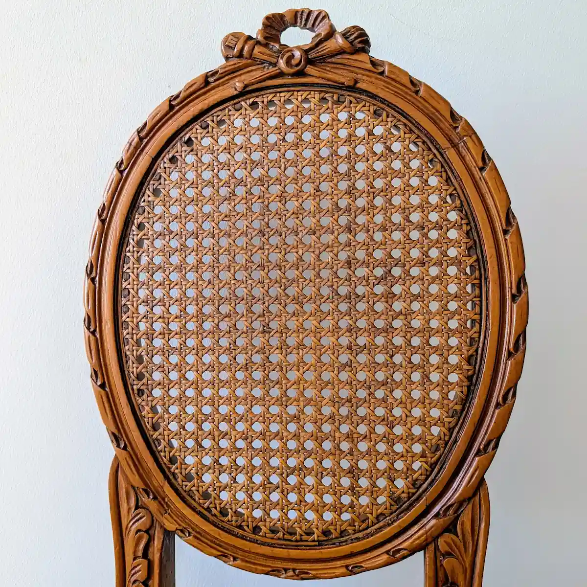 Détail du cannage et des sculptures dossier médaillon