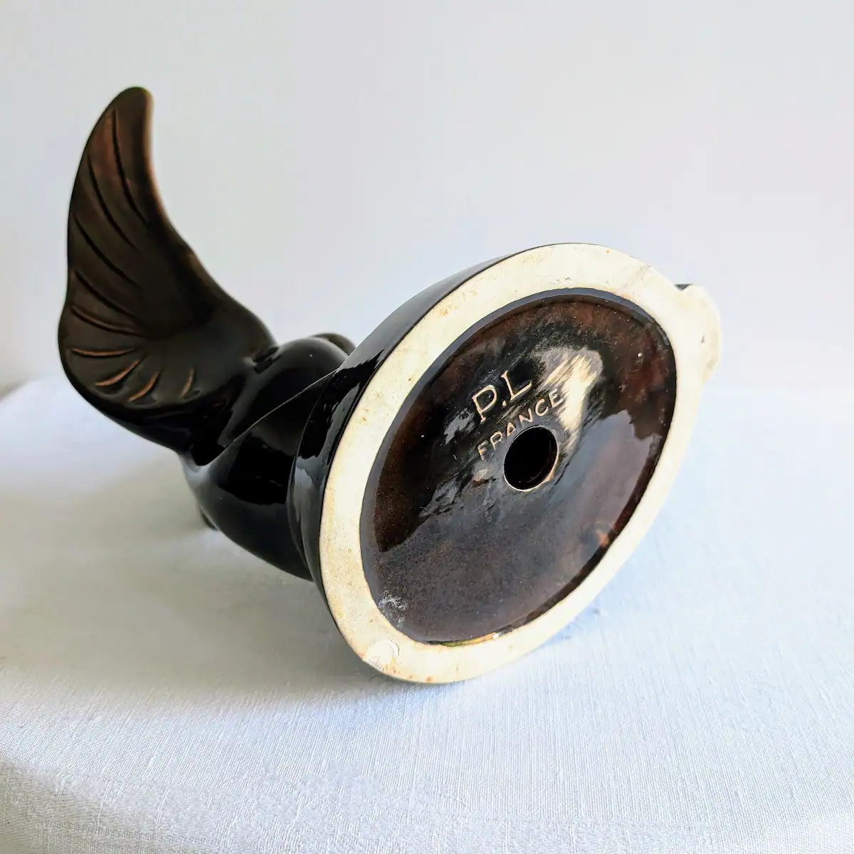 Dessous de la sculpture avec marquage PL France