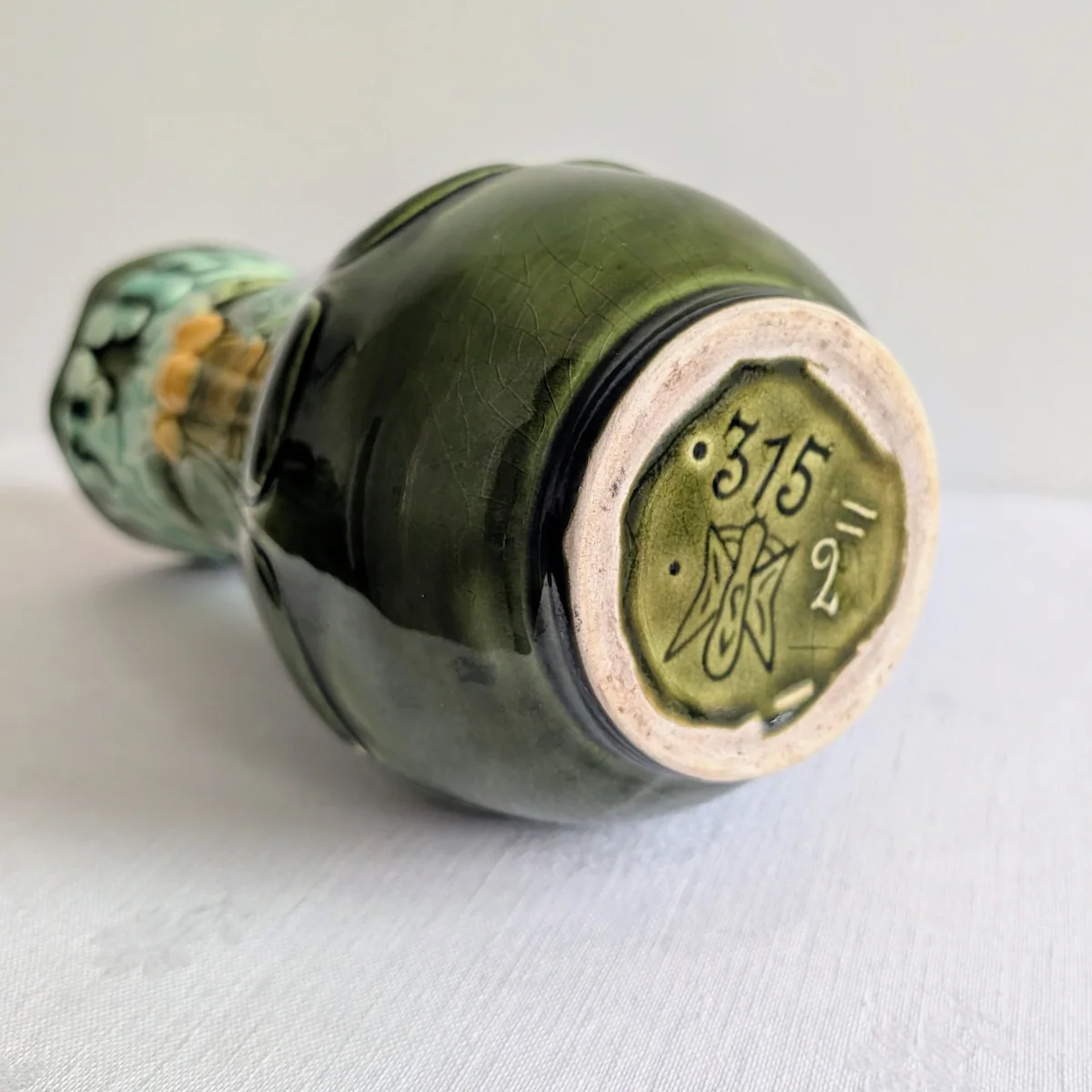 Fleurs sur le vase barbotine ancien