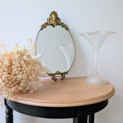 Miroir ancien laiton posé sur une console bois avec fleurs séchées - Décoration vintage