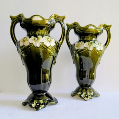 Paire de vases anciens en barbotine verte au décor floral en relief