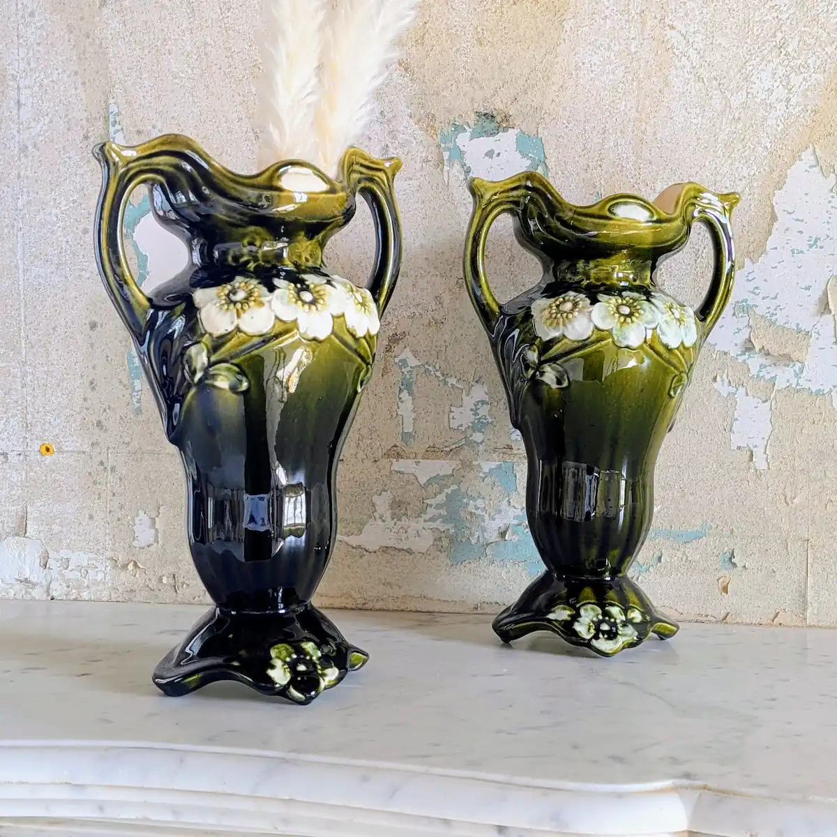 Paire de vases en barbotine verte dans un intérieur de caractère