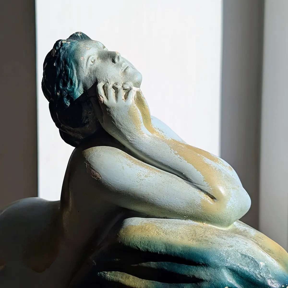 Gros plan sur la patine sombre de la coiffure Art Déco