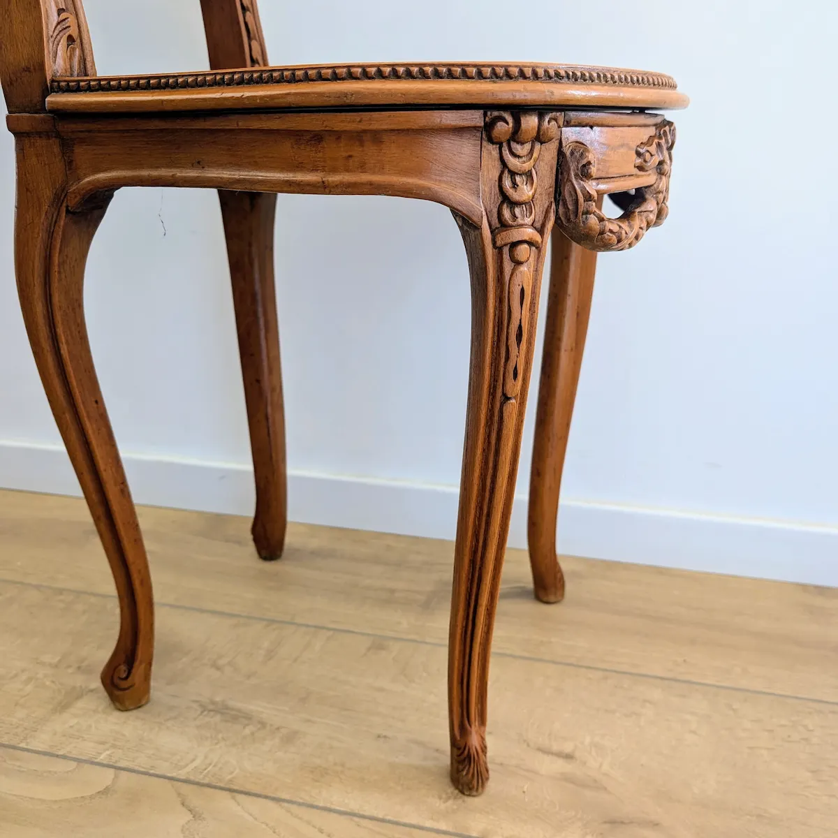 Zoom sur les pieds cannelés et dés de raccordement