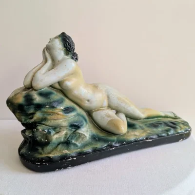 Grande sculpture Art Déco femme allongée en plâtre ancien sur console
