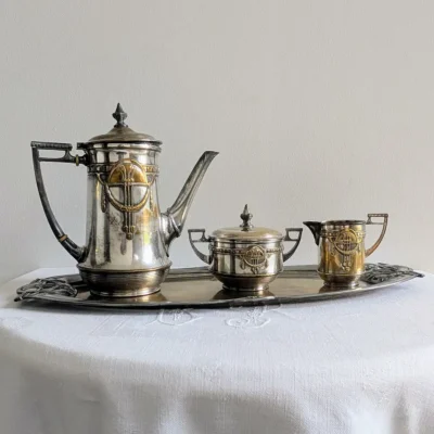 Service à café Art déco ancien complet avec son plateau sur nappe blanche.