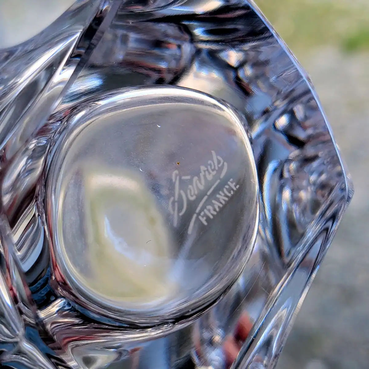 Détail de la signature gravée Sèvres France sous la base du vase.