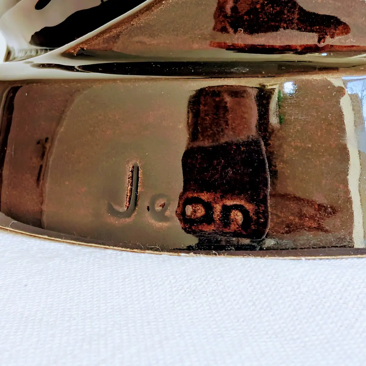 Signature Jean incisée sur la base de la sculpture ancienne