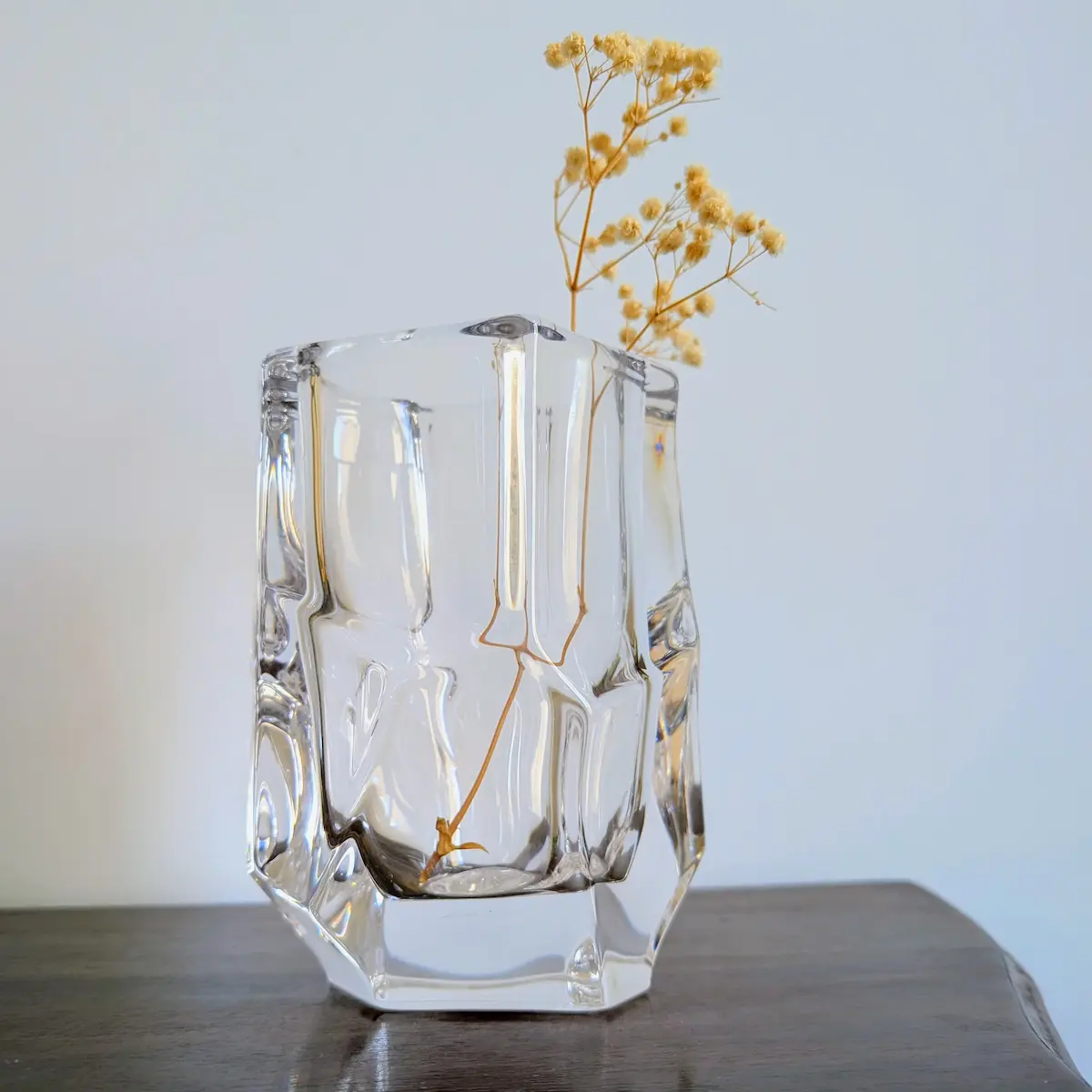 Vase Sèvres utilisé comme soliflore avec une branche séchée.