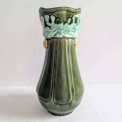 Vue de profil du vase ancien en barbotine verte