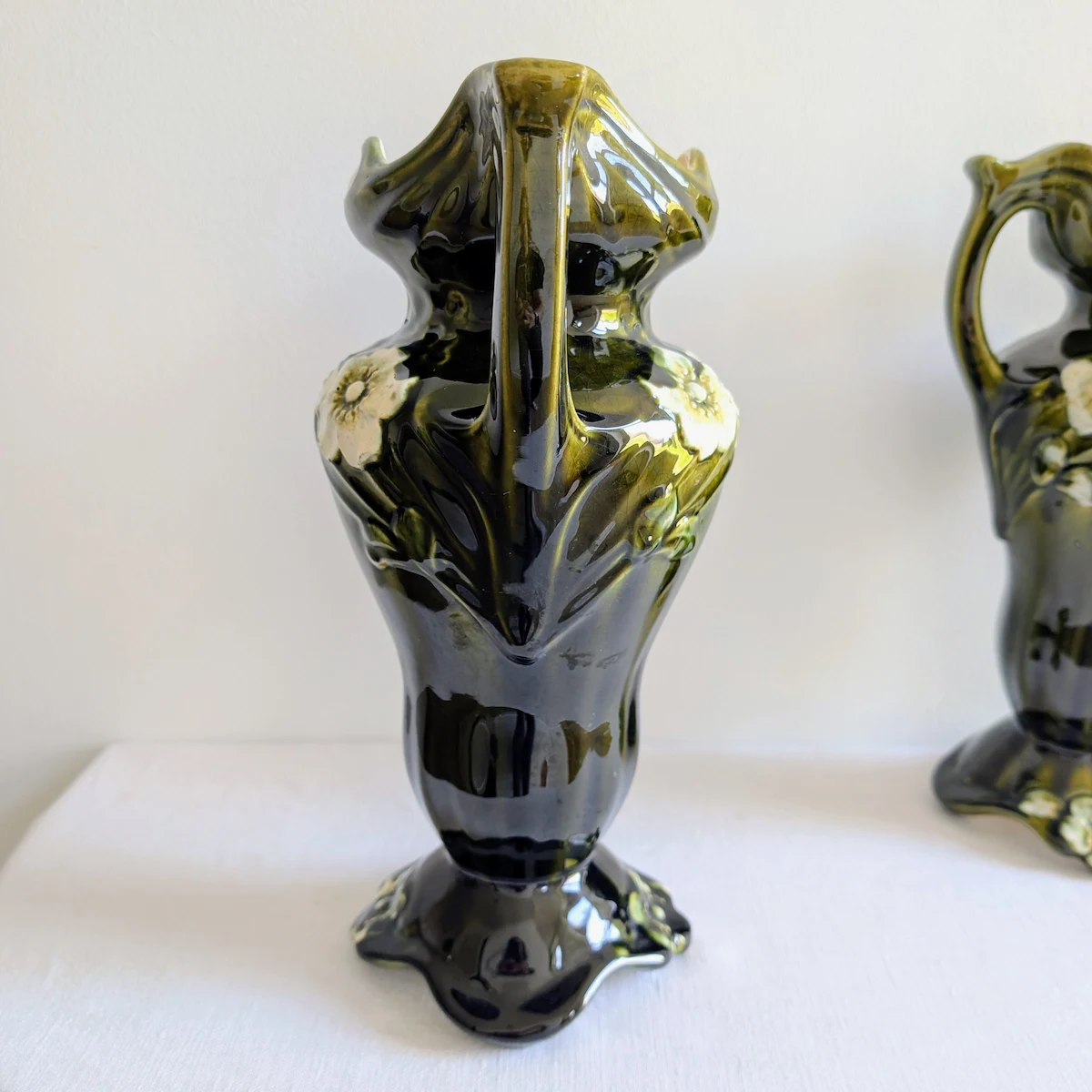 Profil d'un vase ancien en barbotine montrant les anses travaillées