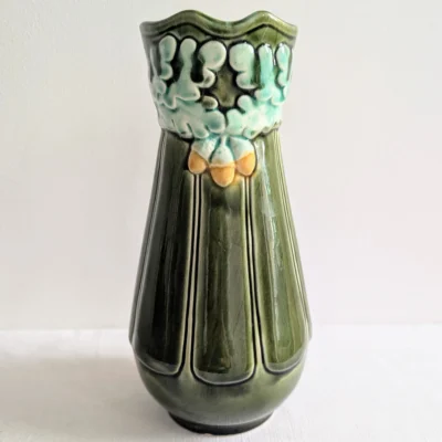 Vase ancien en barbotine verte décor feuilles de chêne Art Nouveau