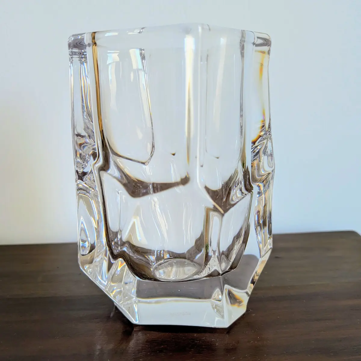 Vue de face du vase en cristal Sèvres aux parois géométriques.