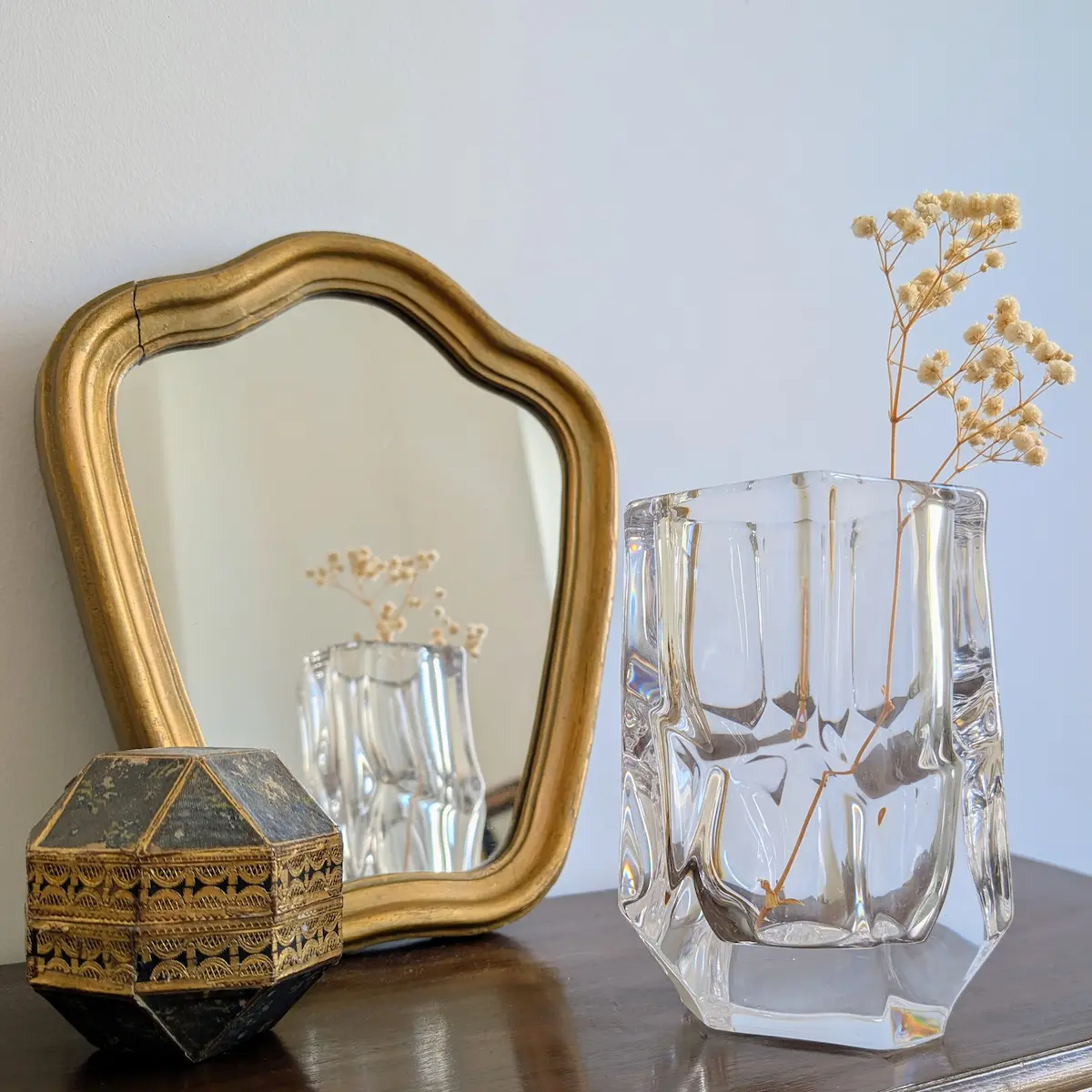 Mise en scène lumineuse du vase en cristal de Sèvres.