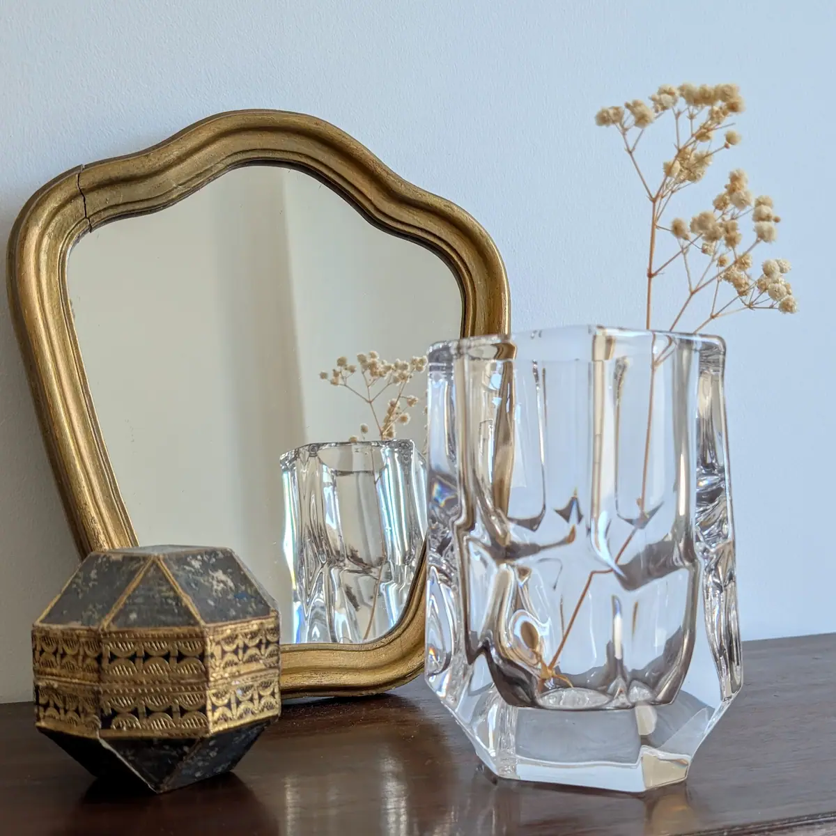 Composition avec le vase Sèvres et une boîte ancienne ouvragée.