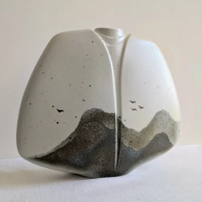 Vase vintage en porcelaine Virebent modèle Lentille décor paysage