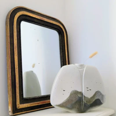 Vase ancien Virebent devant un miroir doré Villa Brieg