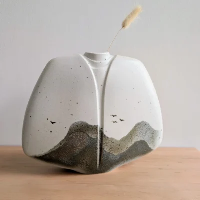 Mise en situation vase Virebent avec fleur séchée sur bois