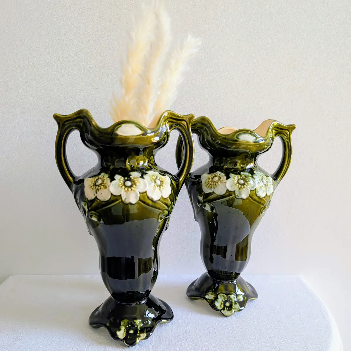 Duo de vases anciens avec des herbes de pampa séchées
