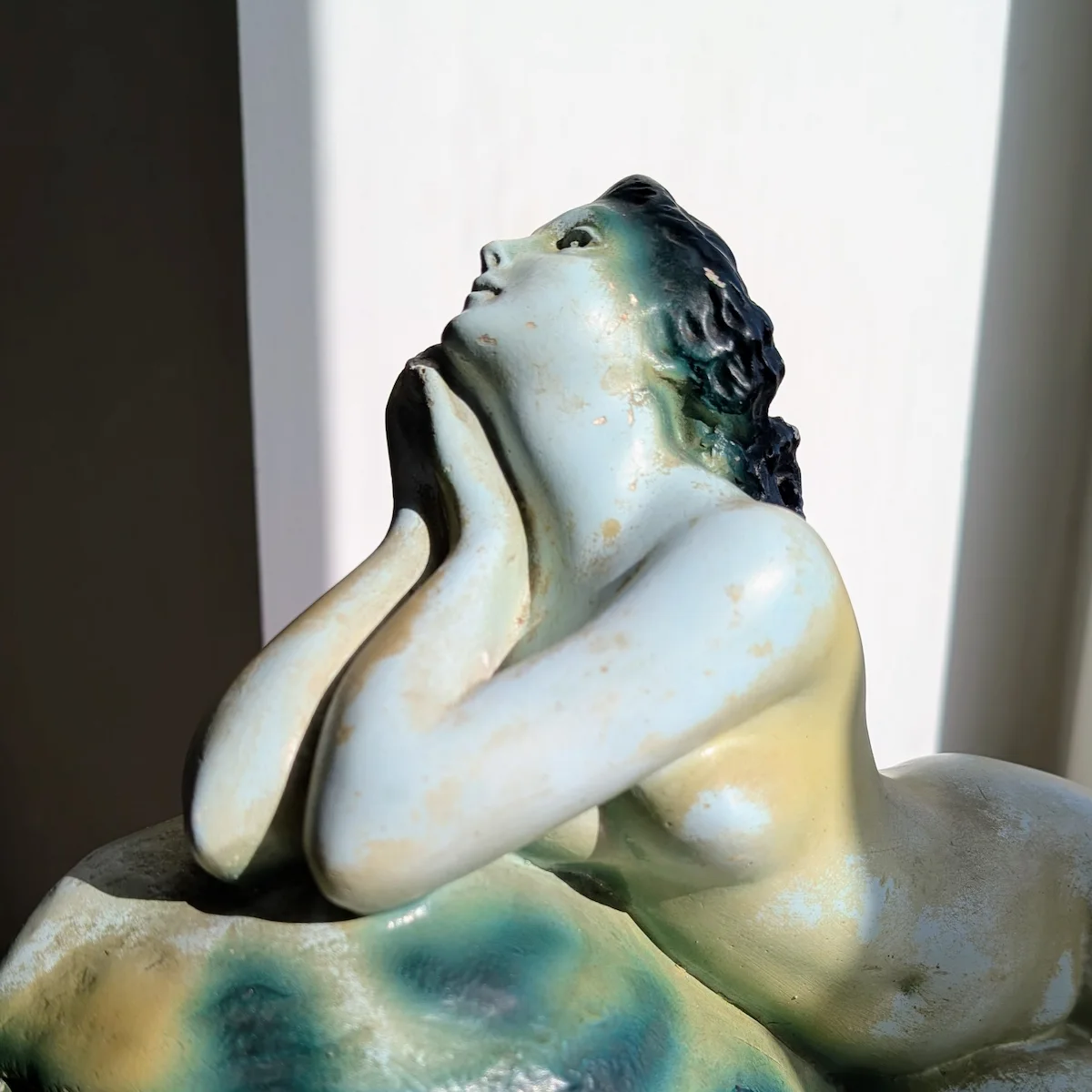 Gros plan sur le visage contemplatif d'une sculpture Art Déco