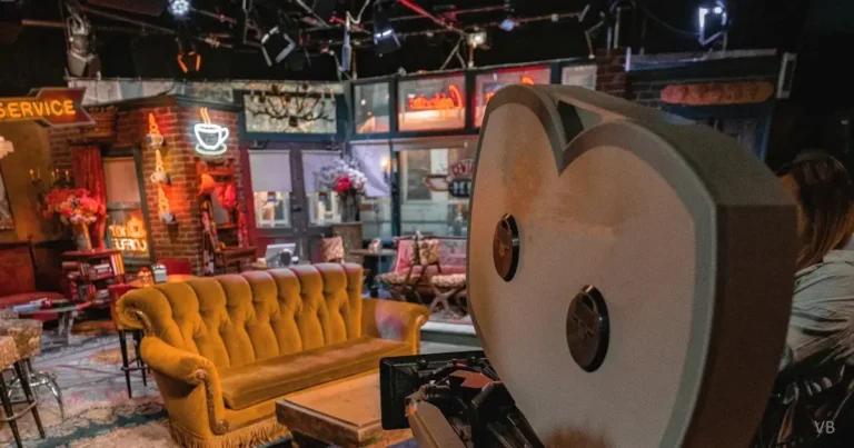 Plateau télé de l'émission Affaire Conclue avec canapé vintage et caméras