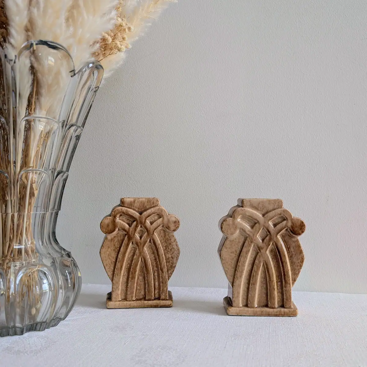 Mise en situation des vases Art Déco dans un intérieur épuré.