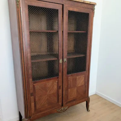 Bibliothèque ancienne style Louis XV en marqueterie de bois précieux avec plateau marbre