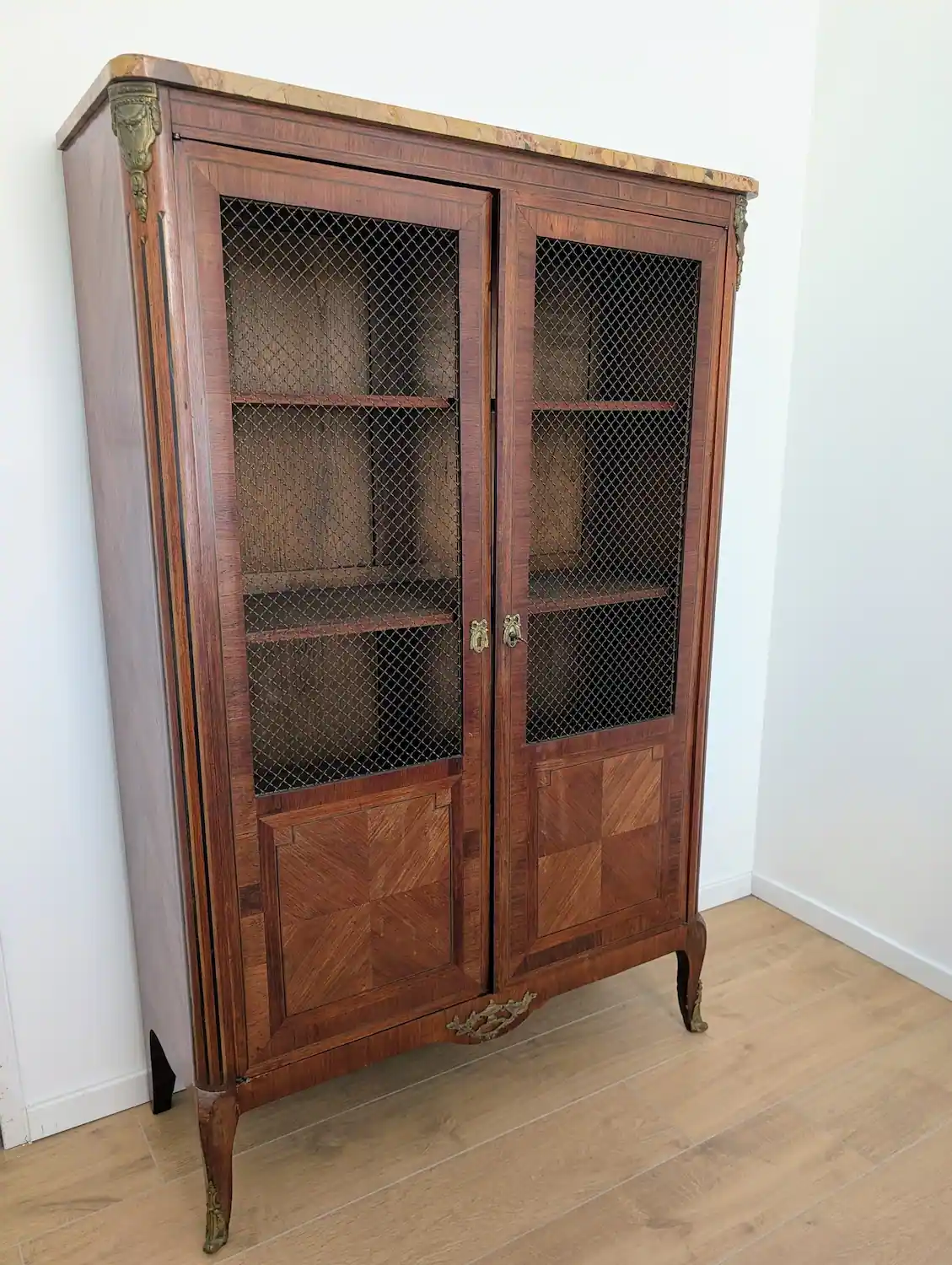 Bibliothèque ancienne style Louis XV en marqueterie de bois précieux avec plateau marbre