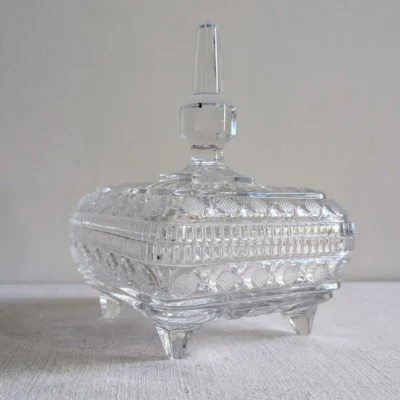 Boîte en cristal taillé vintage sur quatre pieds style Bohême
