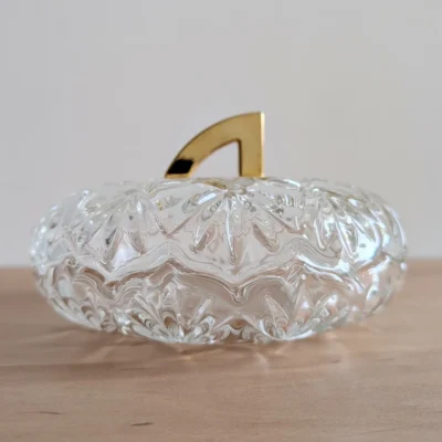 Bonbonnière ancienne en cristal taillé avec anse dorée vintage