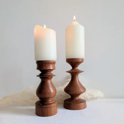 Paire de bougeoirs vintage scandinaves en bois tourné miel années 70.