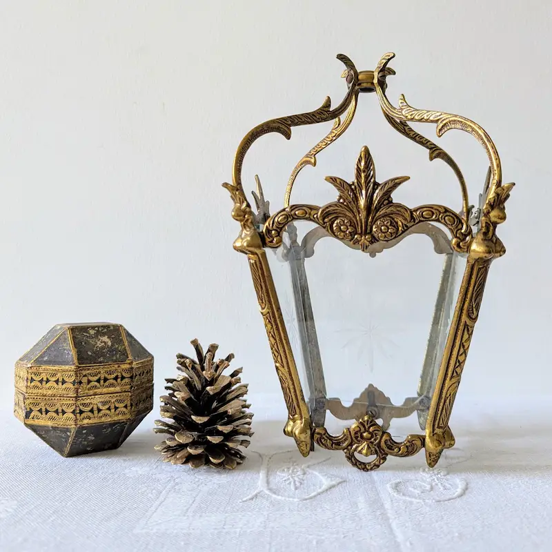 Bougeoirs anciens en laiton, chandeliers et photophores vintage