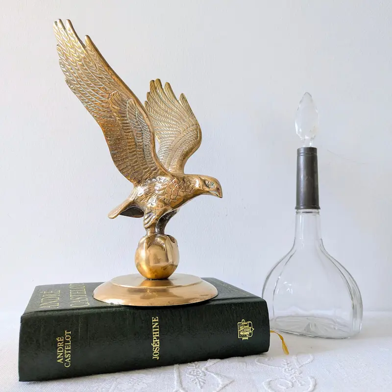 Objets de décoration ancienne, aigle en laiton et cabinet de curiosités