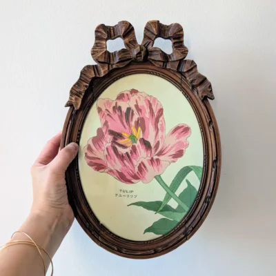 Cadre ancien en bois tenu à la main